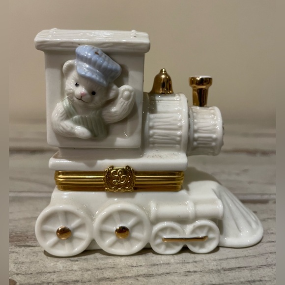 Lenox Treasures All Aboard Train Trinket Box with Train Charm - Picture 2 of 9